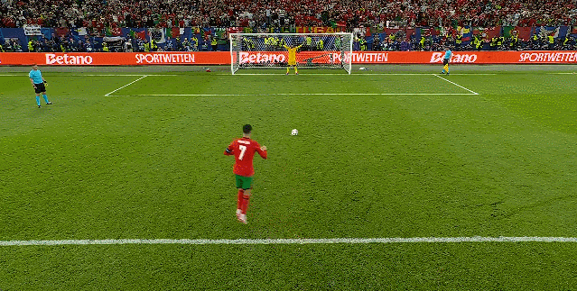 C罗来袭!换人、点球引热议(c罗换上已故队友球衣指天庆祝视频在)